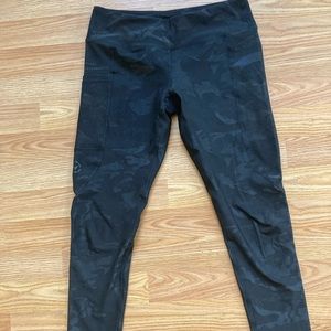 VIRUS Black Camo Print Leggings